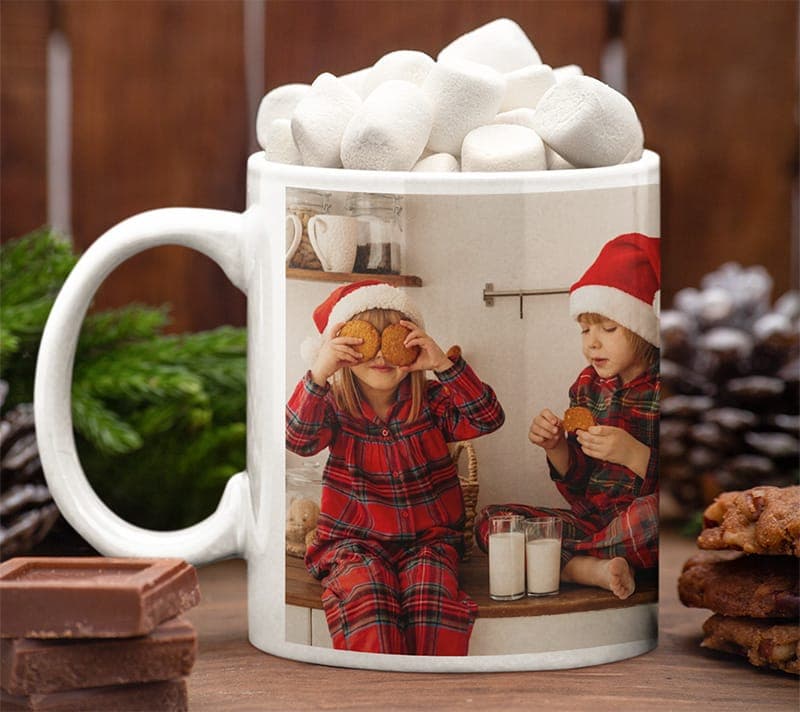 Fototasse mit Weihnachtsmotiv, gefüllt mit heißer Schokolade und Marshmallows